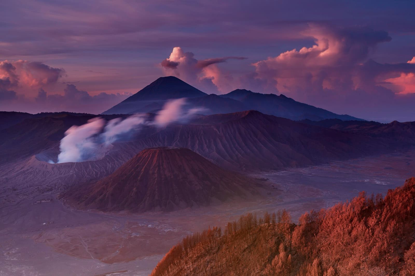 Matahari terbit di kaldera Bromo